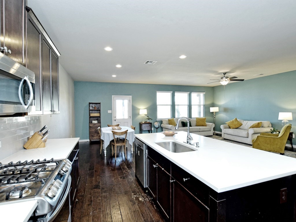 010_kitchendiningliving.jpg