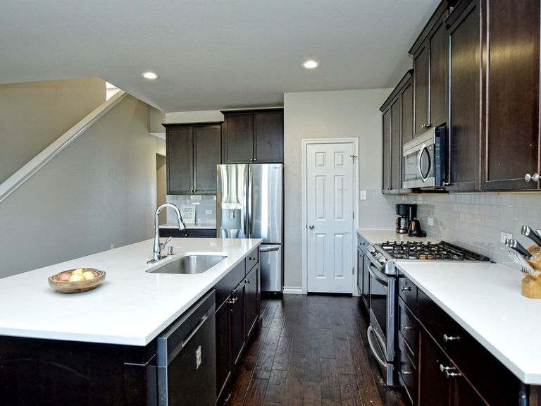 011_kitchen.jpg