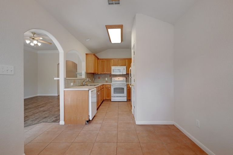 012-468531-13-rambling-creek-circle-012_13547577.jpg