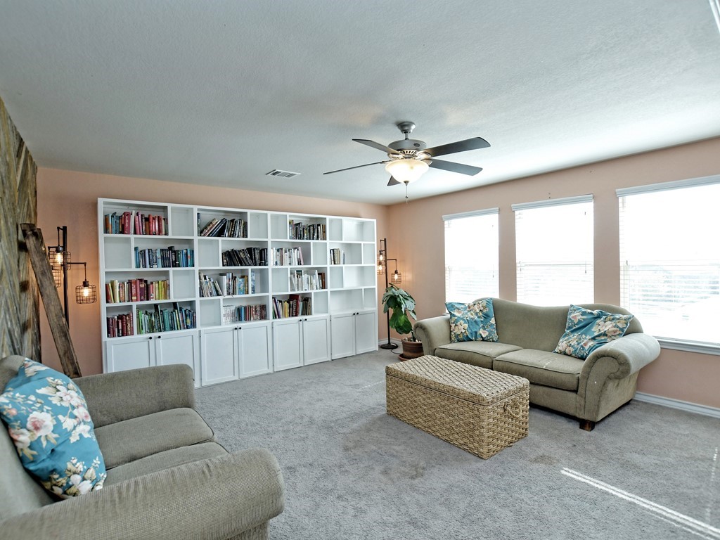 019_family-room-(upstairs).jpg