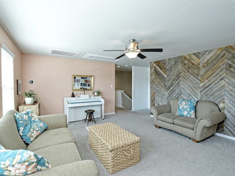 020_family-room-accent-wall.jpg