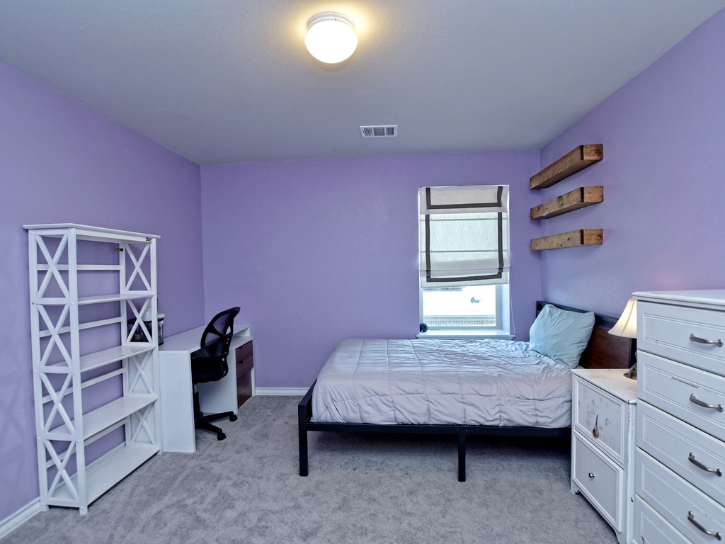 022_upstairs-side-bedroom.jpg