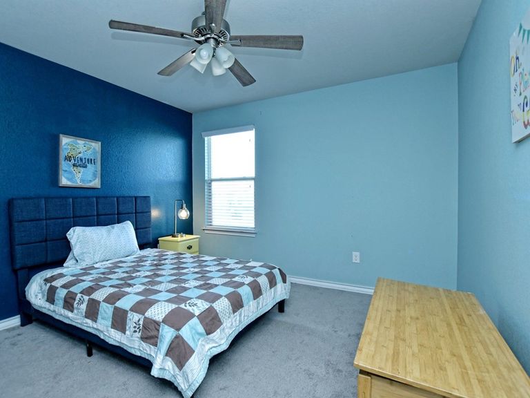 023_upstairs-back-bedroom.jpg