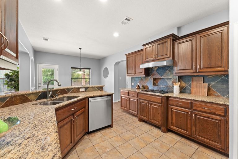 10-web-or-mls-11205-cap-stone-dr-(5-of-8).jpg