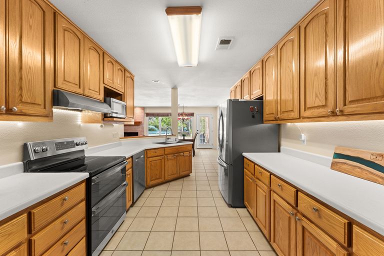 10-web-or-mls-11551-farm-to-market-32-11.jpg