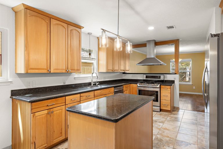 10-web-or-mls-11608-tanglebriar-trail-kcp-090226---118.jpg