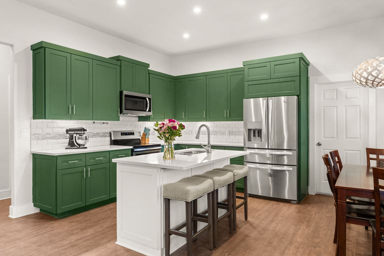 10-web-or-mls-120-meadowood-dr-18-1745433855.jpg