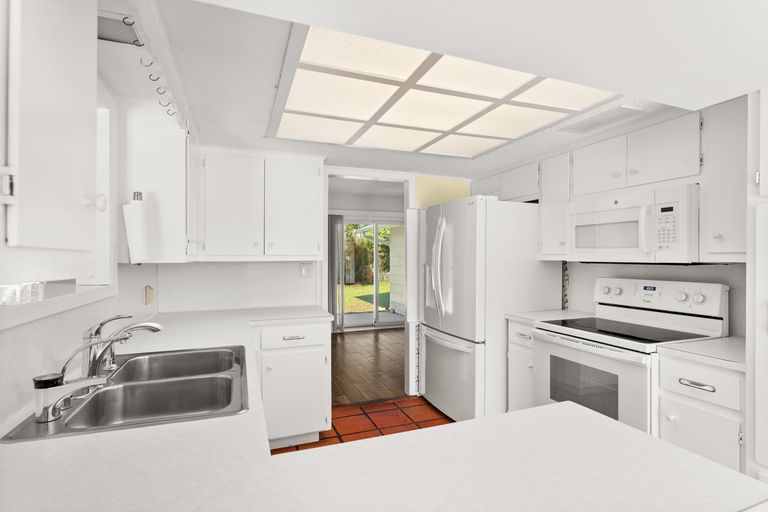 10-web-or-mls-12100-cactus-bend-(30-of-35).jpg