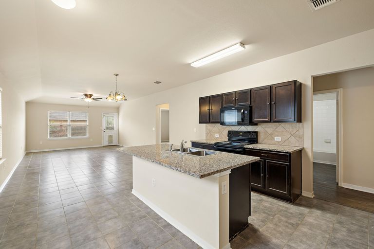 10-web-or-mls-12111-stoneridge-gap-ln-kcp-043026---86.jpg