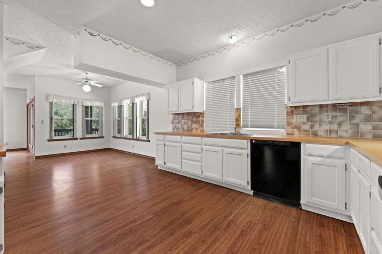 10-web-or-mls-13104-s-ridge-cir-9-1731615705.jpg