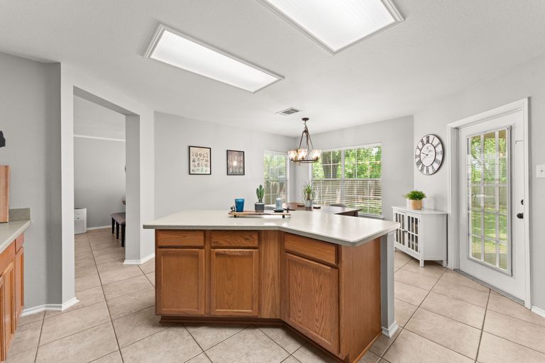10-web-or-mls-1505-balsam-way-7-1745433764.jpg