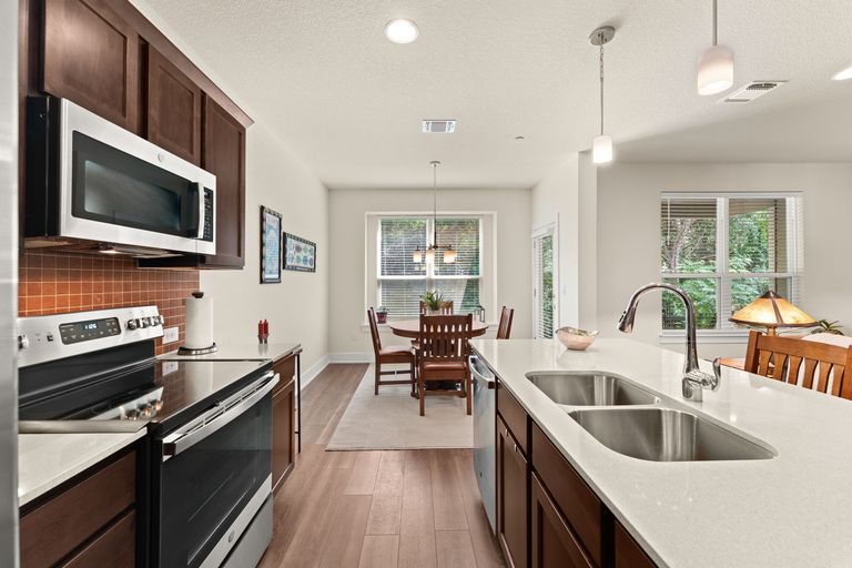 10-web-or-mls-1717-roseburg-dr-5.jpg