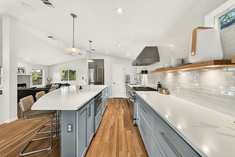 10-web-or-mls-1800-w-10th-st-(10-of-34).jpg