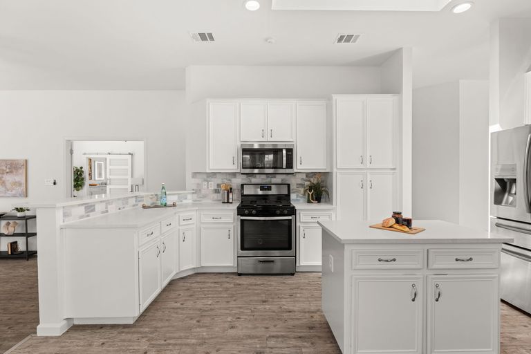 10-web-or-mls-2301-fuzz-fairway-15.jpg