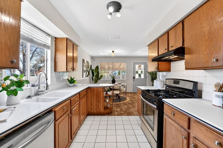 10-web-or-mls-305-holliday-ct-(10-of-25).jpg