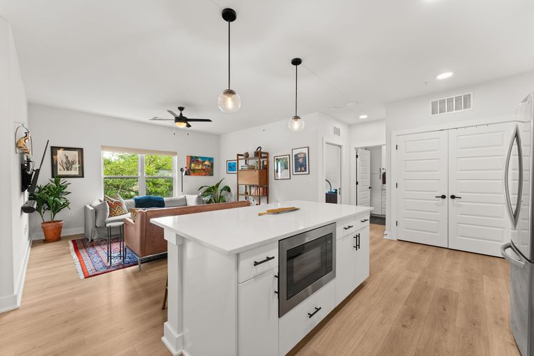 10-web-or-mls-3101-govalle-ave-215-3.jpg