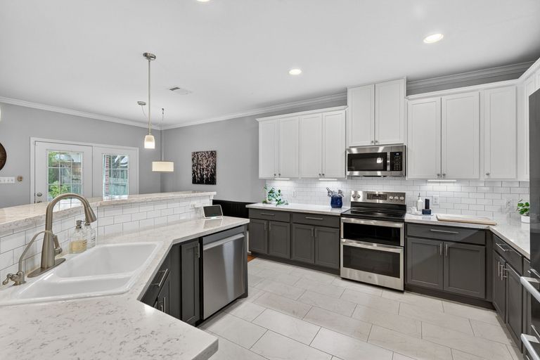 10-web-or-mls-408-kissing-oak-dr-(10-of-39).jpg