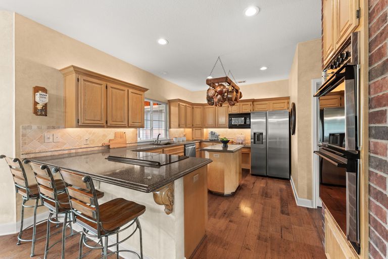 10-web-or-mls-558-peterson-ln-10.jpg