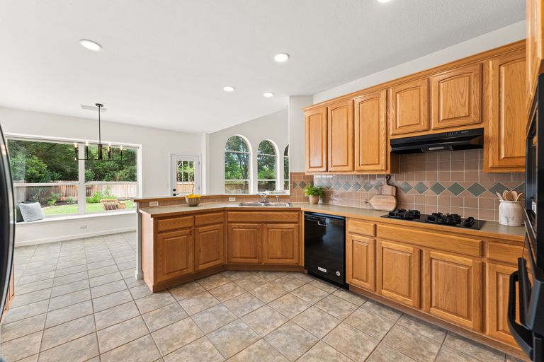 10-web-or-mls-5708-bexley-ct-10.jpg
