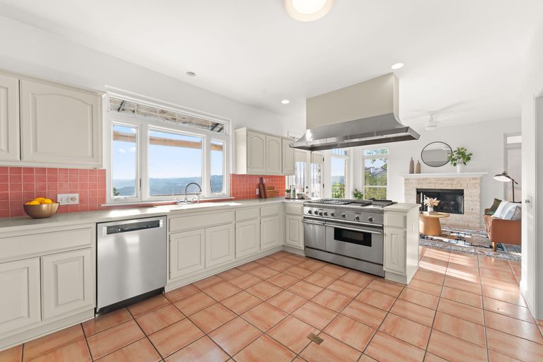 10-web-or-mls-5913-northwest-pl-12.jpg