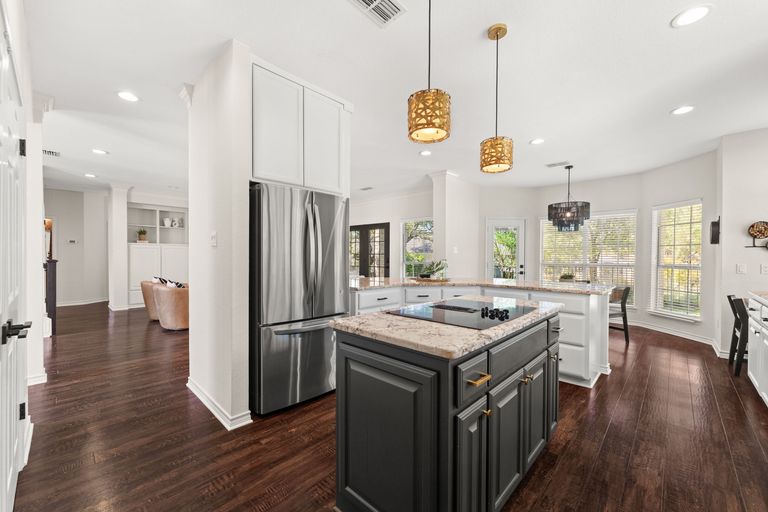 10-web-or-mls-6-dovedale-cove-10.jpg
