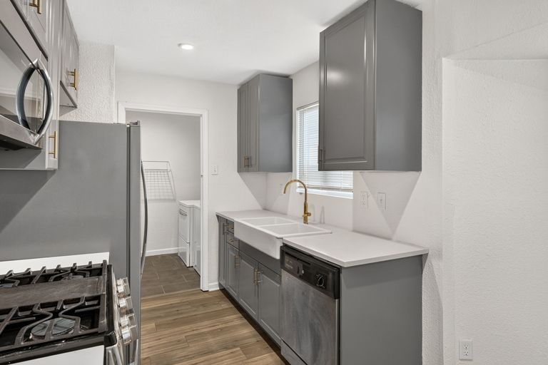 10-web-or-mls-6913-la-salle-dr-(10-of-25).jpg