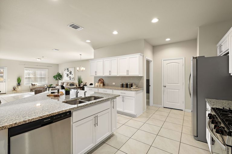 10-web-or-mls-7420-branrust-dr-kcp-010725---109.jpg