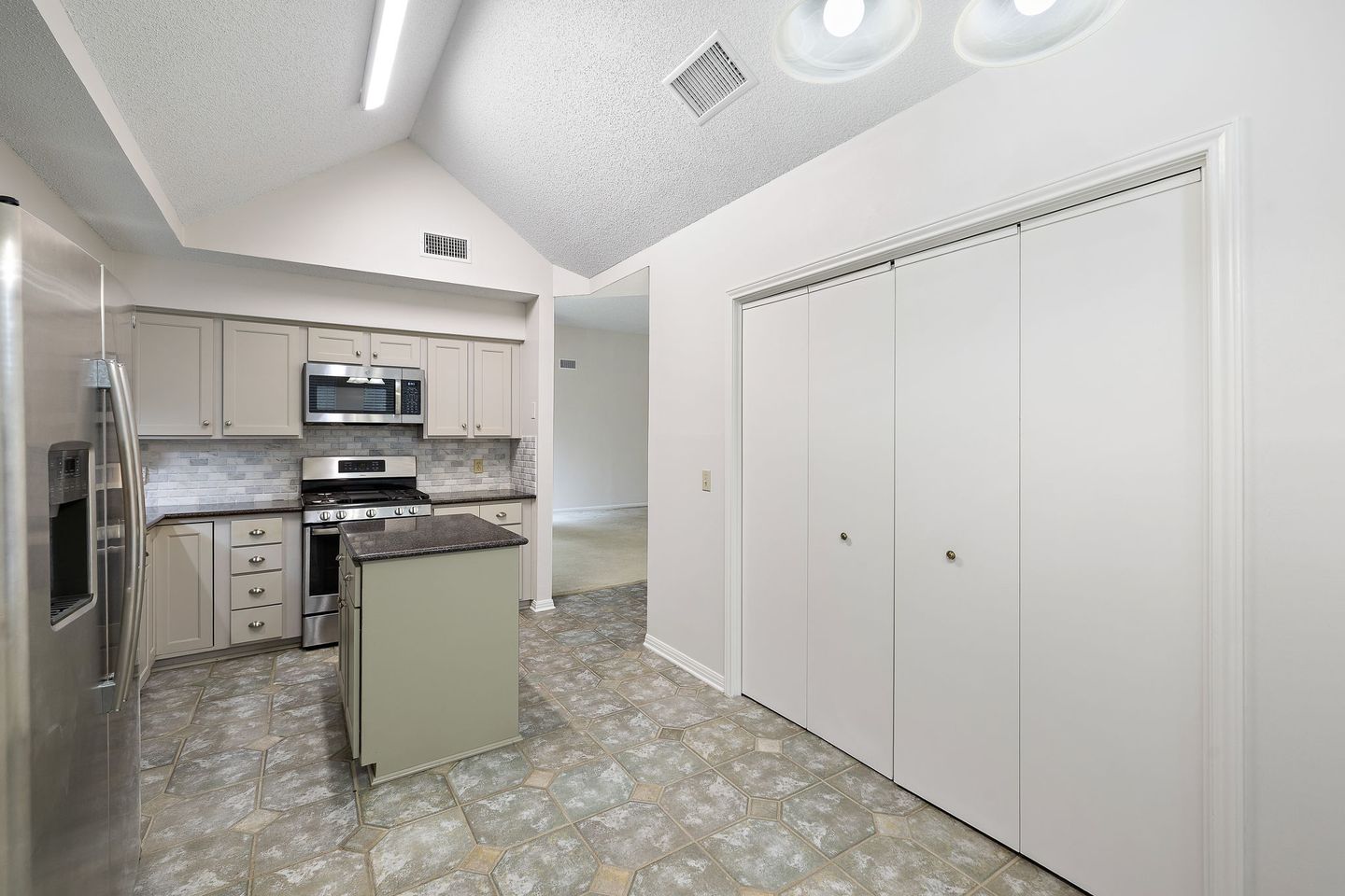 10-web-or-mls-8302-mendota-cove-kcp-081325---135.jpg