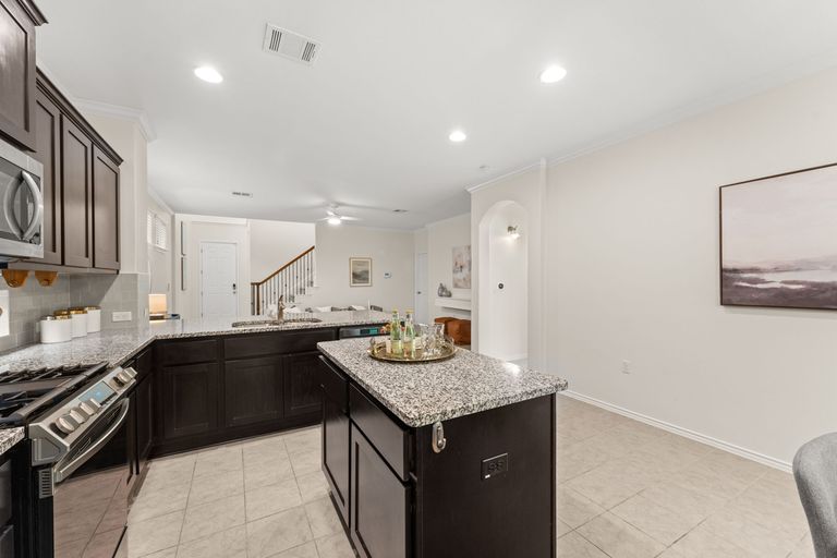 10-web-or-mls-9528-hunter-ln-10-1746648460.jpg