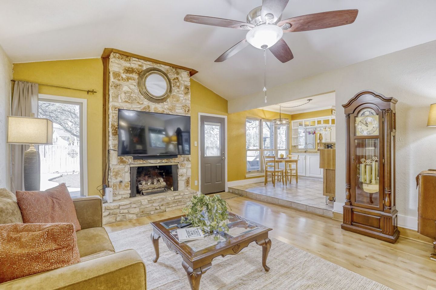 10502-timbercrest-ln---web-quality---006---06-living-room.jpg