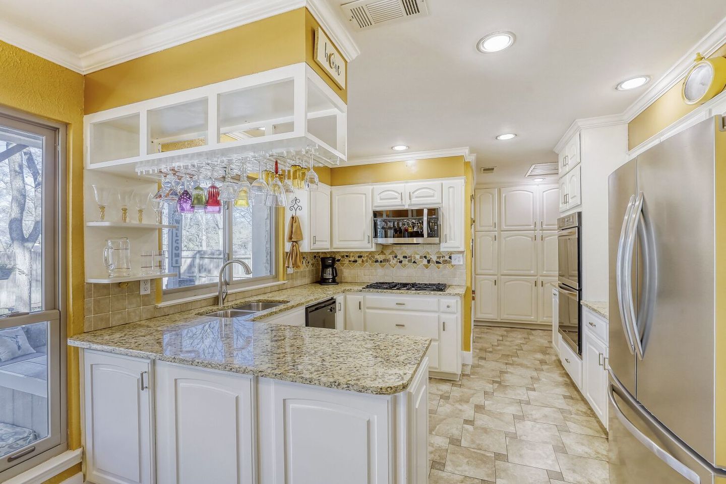 10502-timbercrest-ln---web-quality---009---09-kitchen.jpg