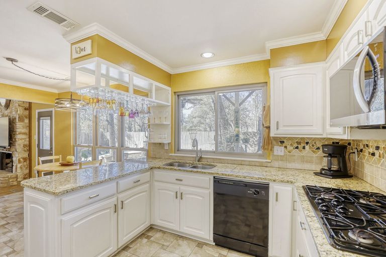 10502-timbercrest-ln---web-quality---010---10-kitchen.jpg