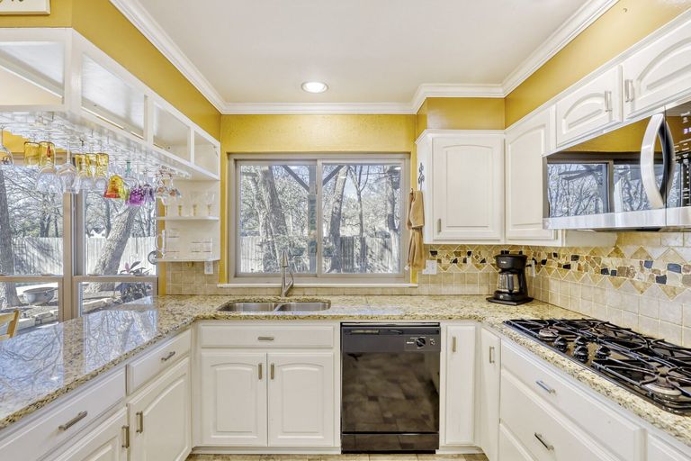 10502-timbercrest-ln---web-quality---011---11-kitchen.jpg