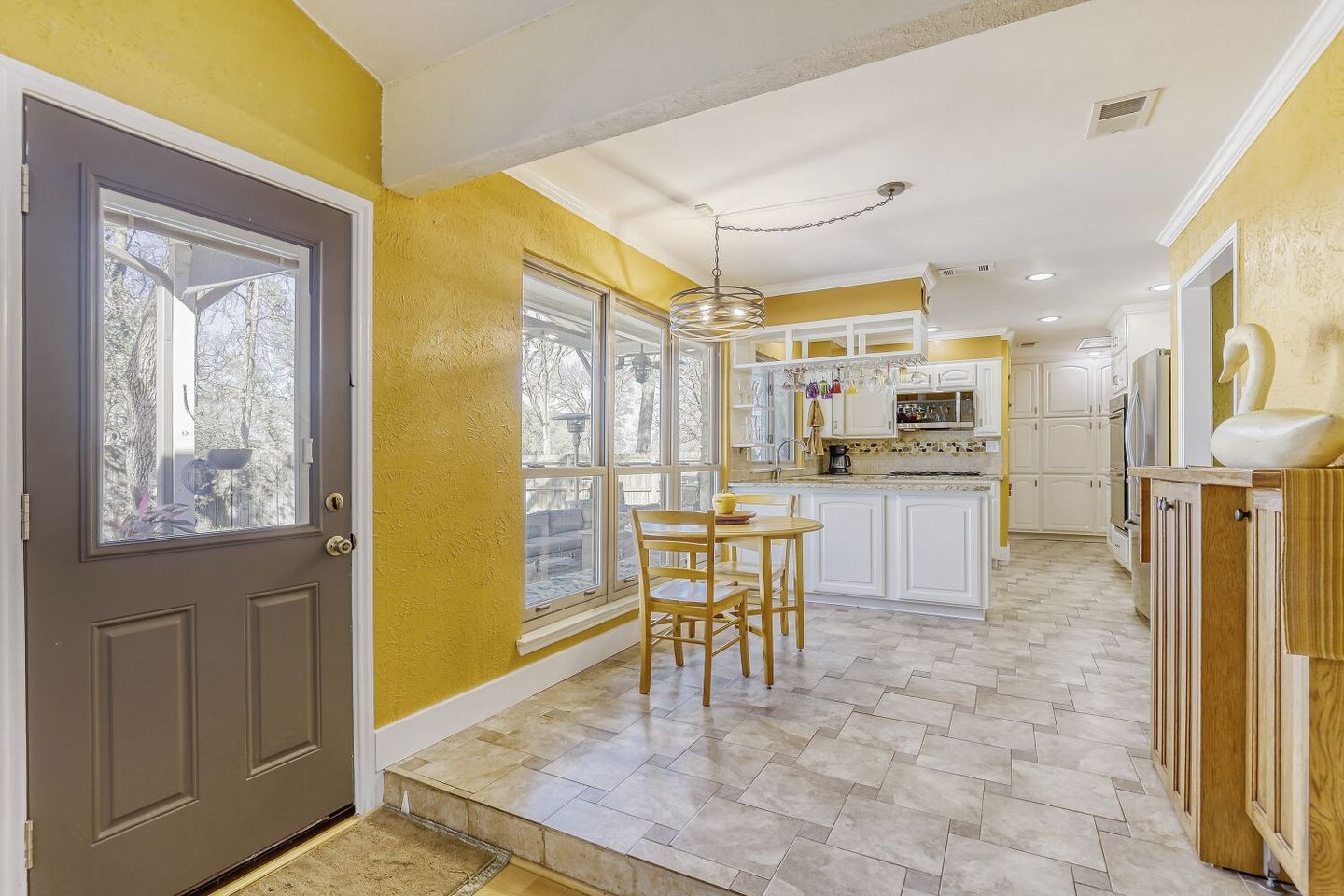 10502-timbercrest-ln---web-quality---012---12-breakfast-area.jpg
