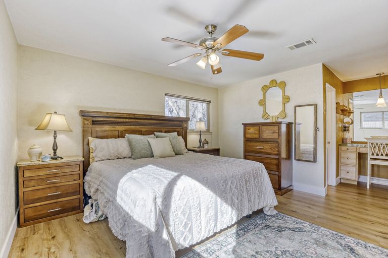 10502-timbercrest-ln---web-quality---016---16-primary-bedroom.jpg