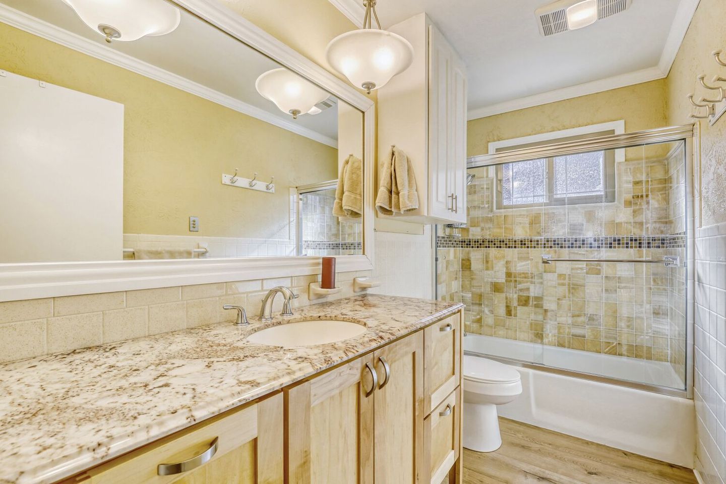 10502-timbercrest-ln---web-quality---024---24-bathroom.jpg