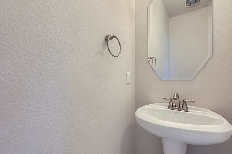 10608-wills-lp--24---web-quality---016---18-bathroom.jpg