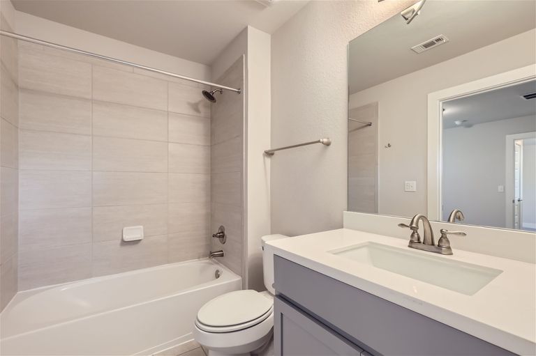 10608-wills-lp--24---web-quality---019---21-2nd-floor-bathroom.jpg