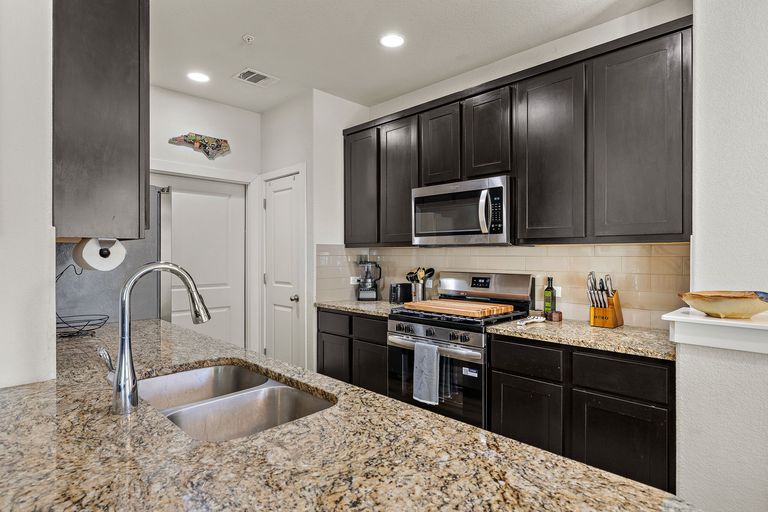 11-web-or-mls-1101-e-parmer-ln-318-kcp-011926---92.jpg