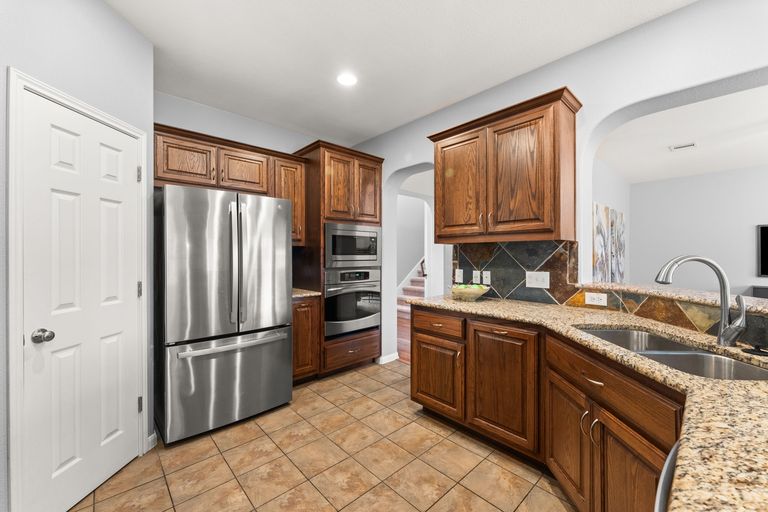 11-web-or-mls-11205-cap-stone-dr-16.jpg