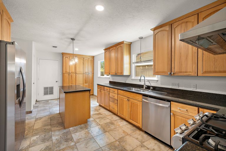 11-web-or-mls-11608-tanglebriar-trail-kcp-090226---135.jpg