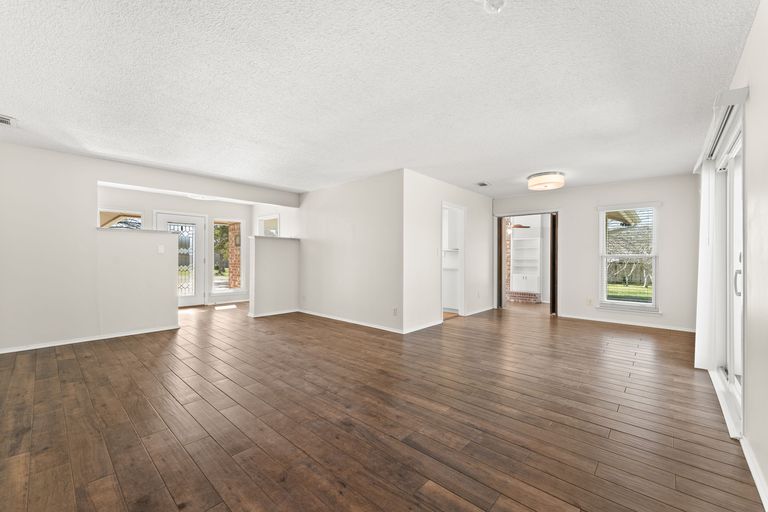 11-web-or-mls-12100-cactus-bend-(25-of-35).jpg