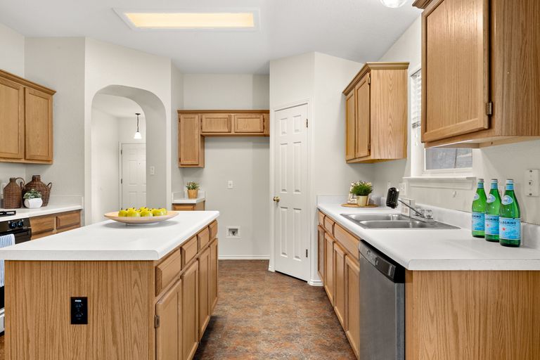 11-web-or-mls-1501-santana-st-(6-of-27).jpg