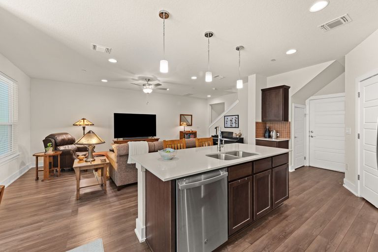 11-web-or-mls-1717-roseburg-dr-8.jpg