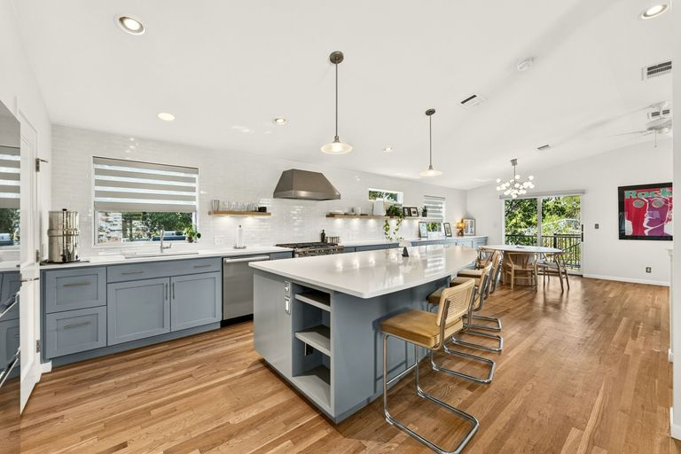 11-web-or-mls-1800-w-10th-st-(11-of-34).jpg