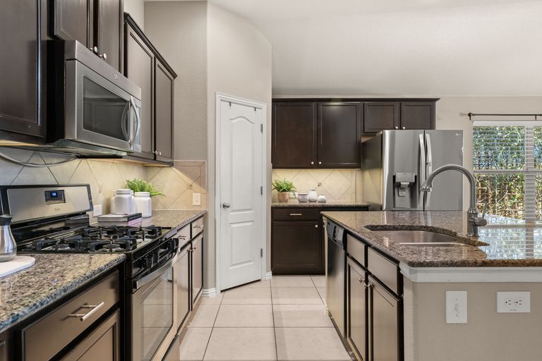 11-web-or-mls-207-tascate-st-(17-of-30).jpg