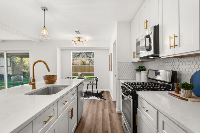 11-web-or-mls-2705-ashdale-dr-(7-of-26).jpg