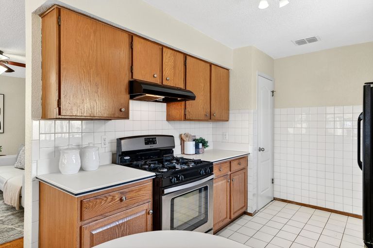 11-web-or-mls-305-holliday-ct-(11-of-25).jpg