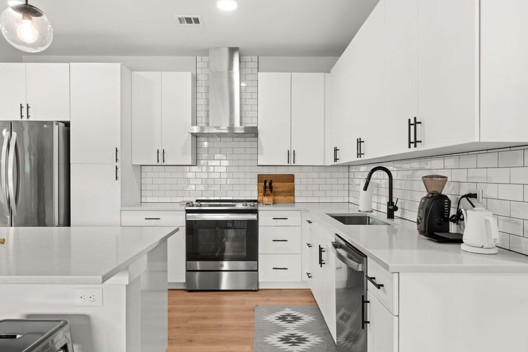 11-web-or-mls-3101-govalle-ave-215-5.jpg