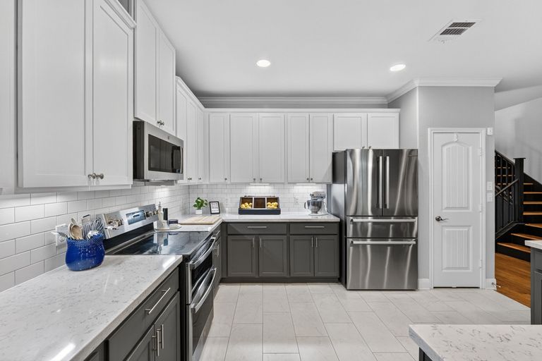 11-web-or-mls-408-kissing-oak-dr-(11-of-39).jpg